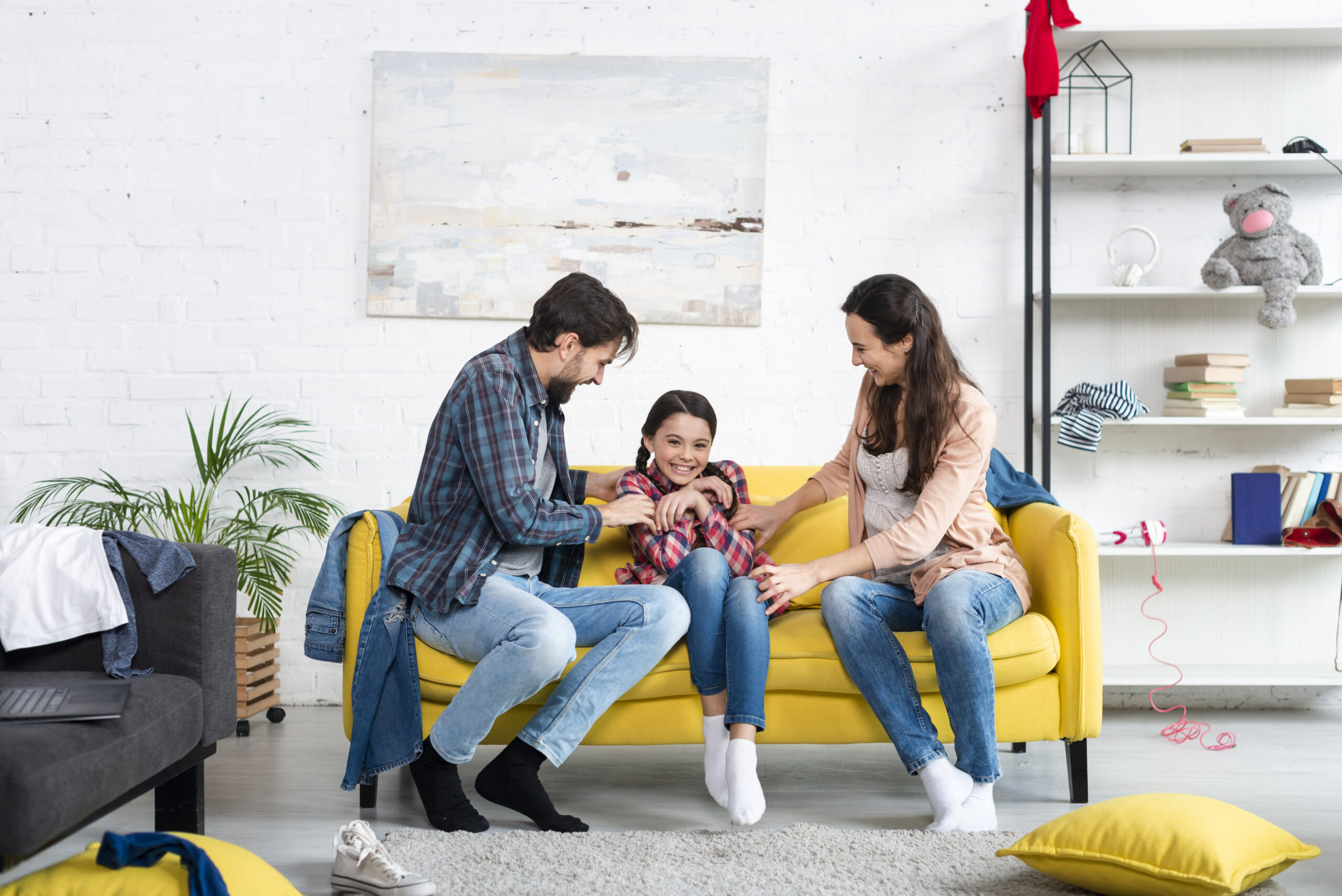 long-shot-happy-family-living-room